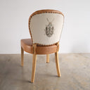 Silla Comedor Gaia Cuero Beige Cucarron, en asiento en cuero miel