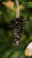 Adorno Navideño Latón Pinecone Pantone Black
