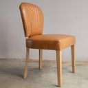 Silla Comedor Cuero Gaia Bugs, en asiento en cuero miel – vista 2