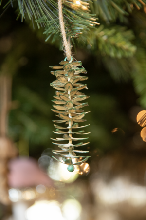 Adorno Navideño Latón Pinecone Pantone Green